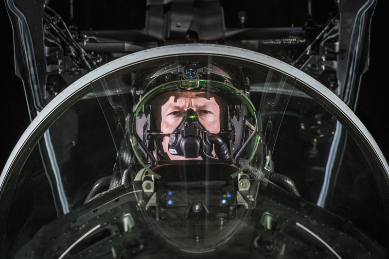 Illustration for article titled La tecnología de este casco para pilotos otorga visión perfecta sea de noche o de día